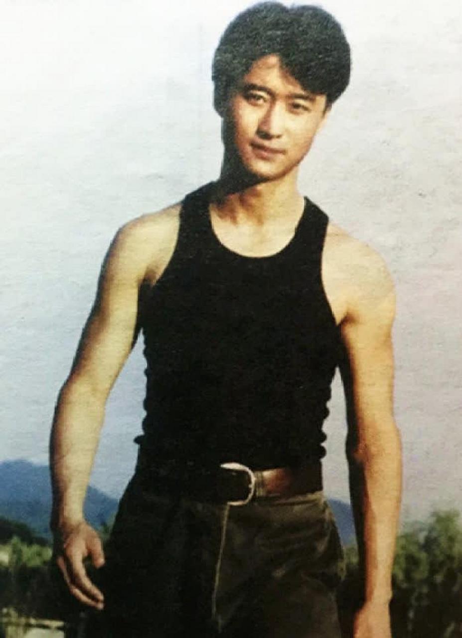 吴京"硬汉"年轻时照片,骨架虽小,却练出了一身筋[大笑]