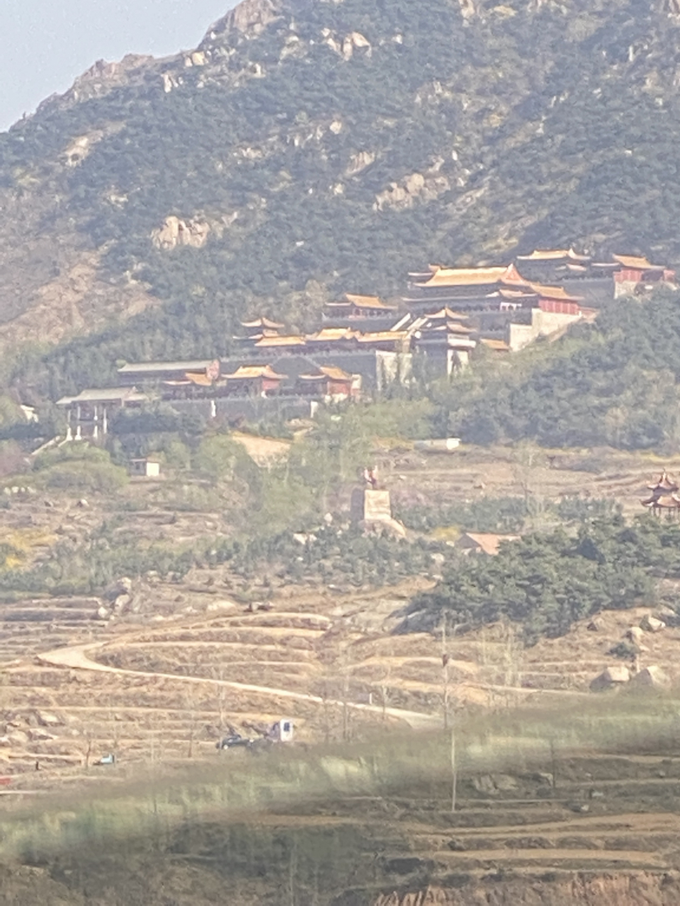 今天去了日照莒县的惠感寺,远远看到半山腰上有座寺庙,去到地方,山下