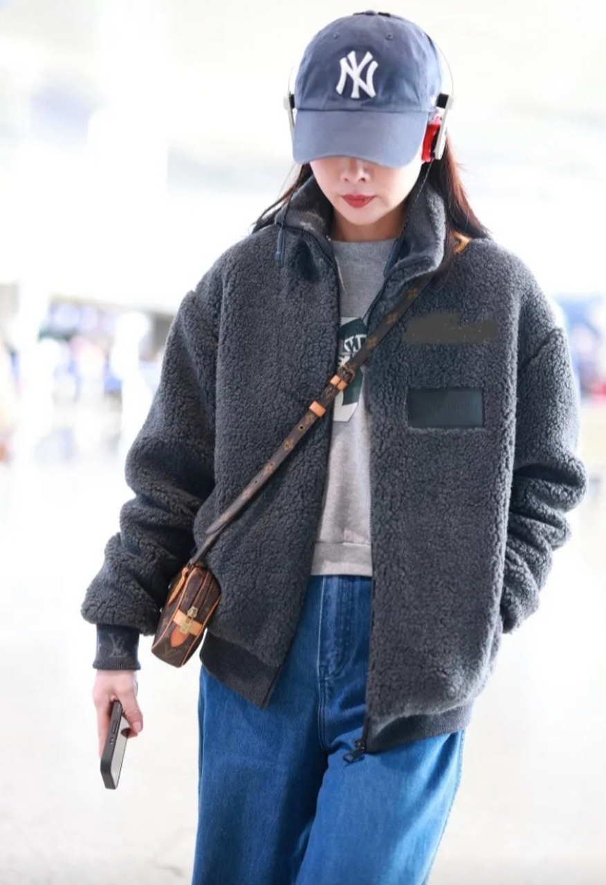 殷桃最新机场穿搭来咯 身穿摇粒绒外套,下装搭配阔腿牛仔裤 穿出不一