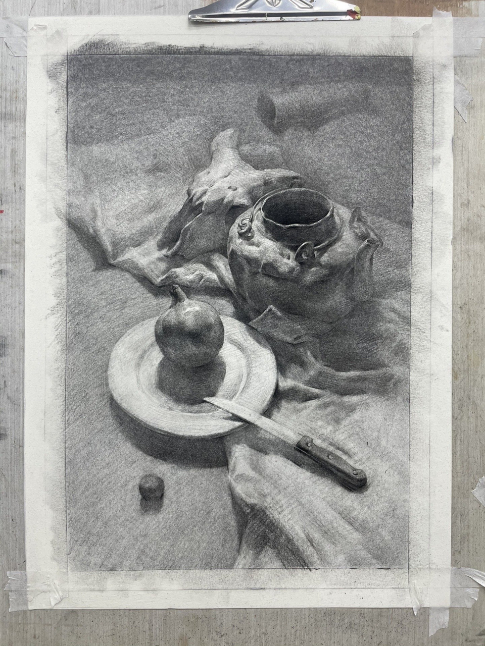 俯视视角素描静物步骤,炭条起型,画画的时候是一个放松的状态!