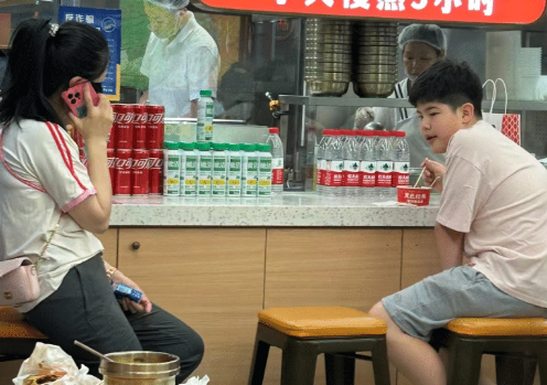 沙溢携妻女现身合生汇,网友偶遇偷拍,意外透露明星隐藏恋情!