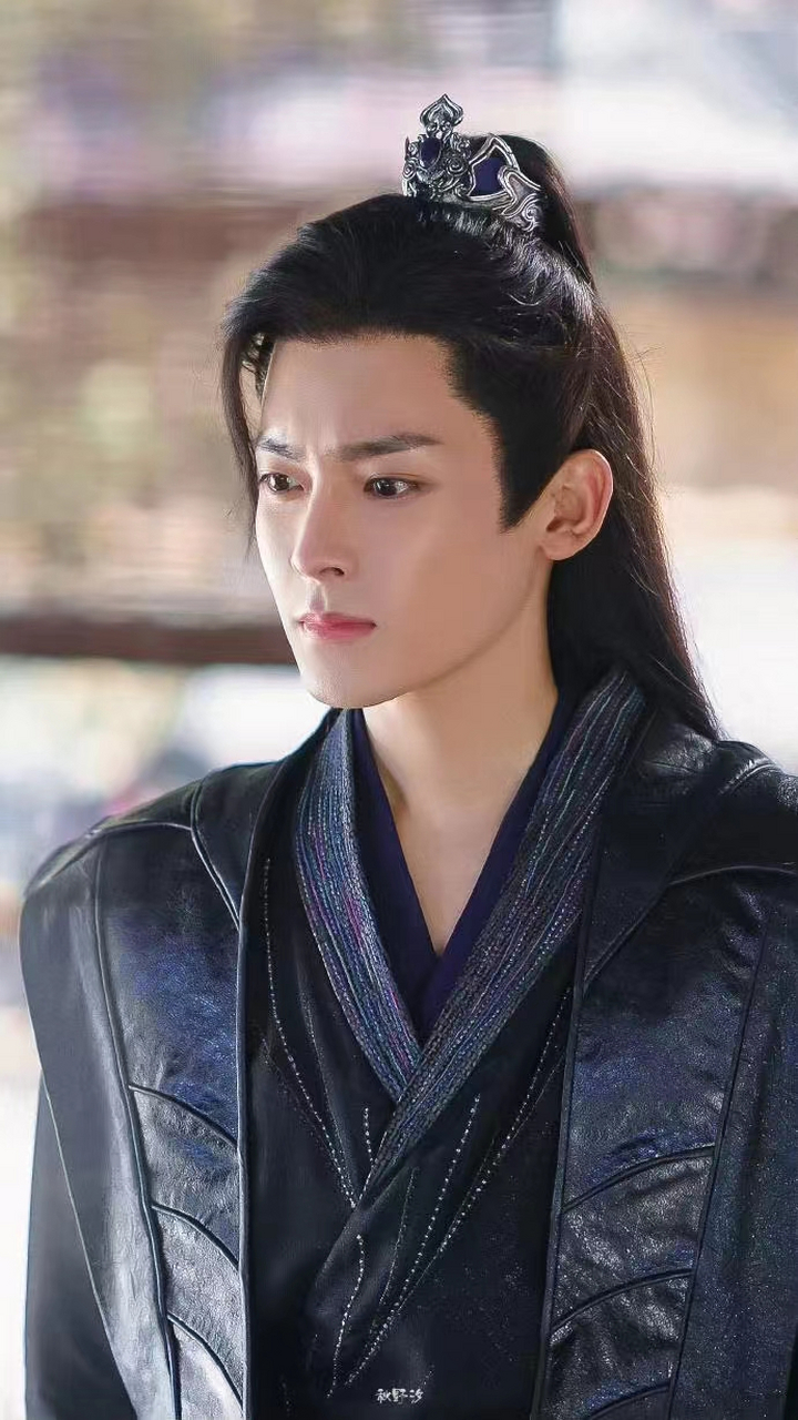 侯明昊的眼睛就是传说中的丹凤眼吧,神秘美丽,眼型狭长,内勾外翘,神光