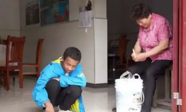 盛美娟和孙子巴比的成长之路