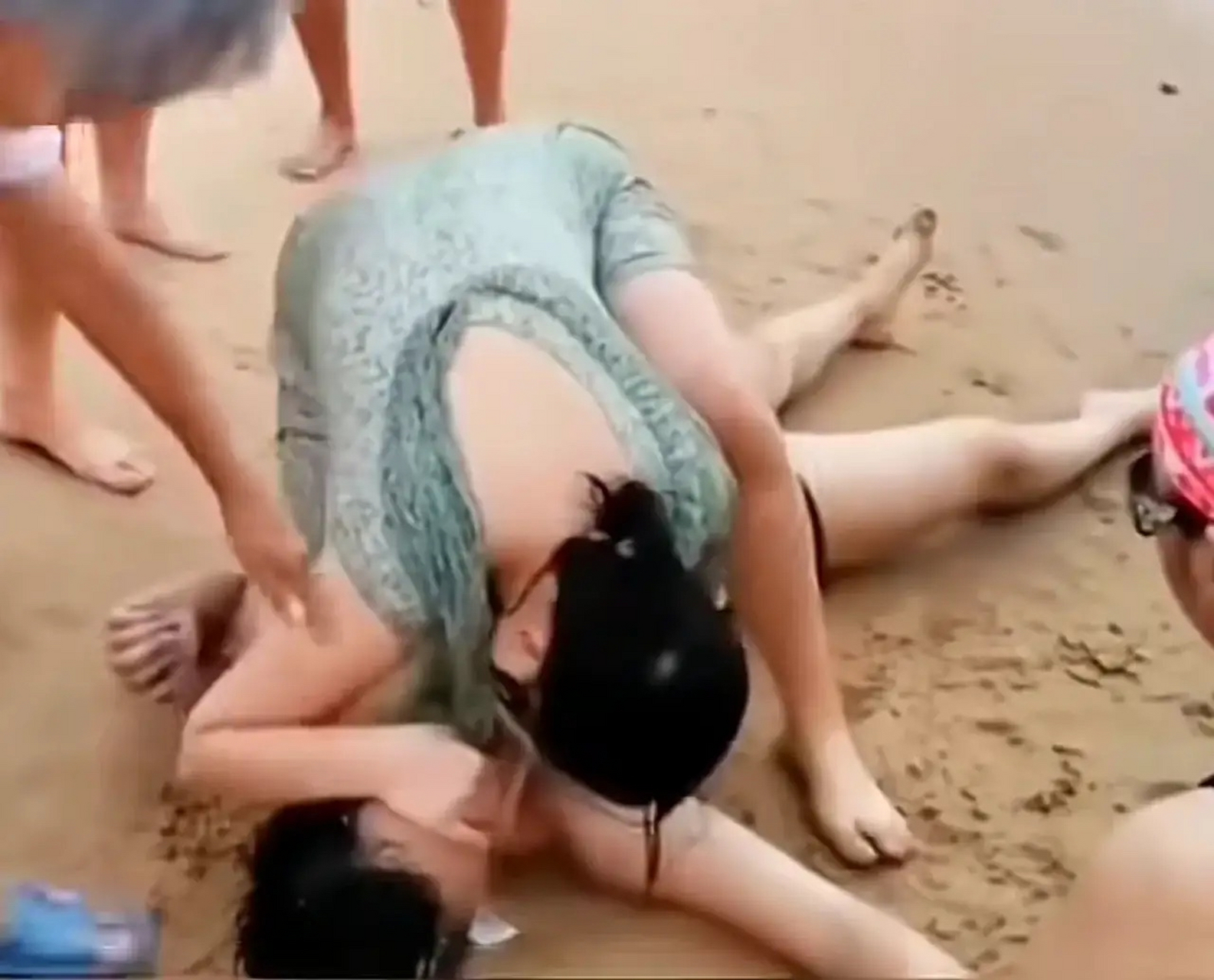 "男子不慎溺水口吐白沫,陌生女子见状,不顾男女有别,直接骑在男子身上