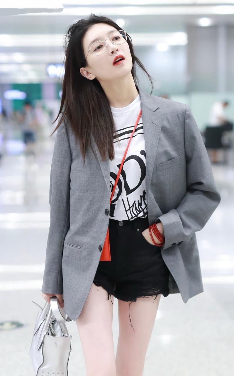 江疏影穿上牛仔短裤妩媚动人, 露出白皙美腿简直美爆了.