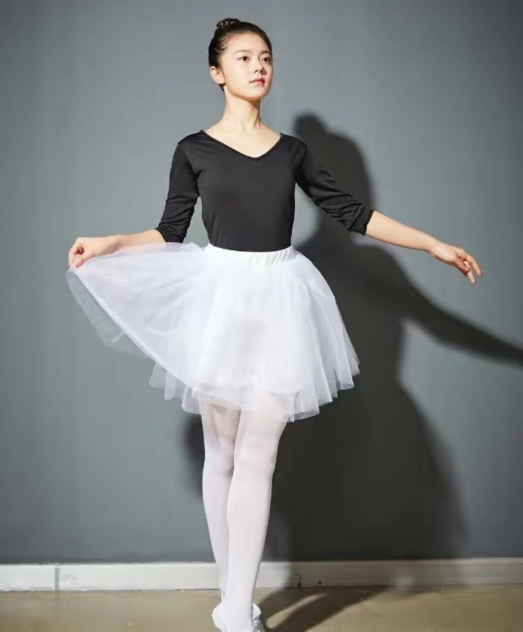 赵今麦穿白色丝袜,搭配上一身紧身的天鹅舞裙,迷人的身材曲线