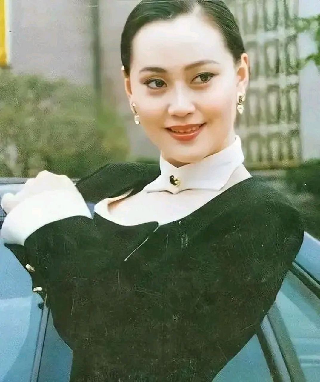 1983年,21岁的宋佳嫁给42岁的张学津,不久发现老公患上重病,马上就