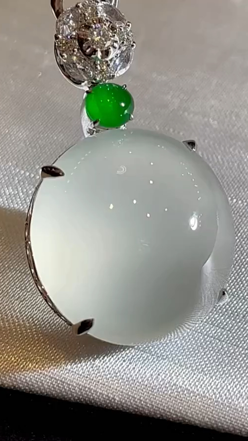 冰种翡翠鸽子蛋高品质