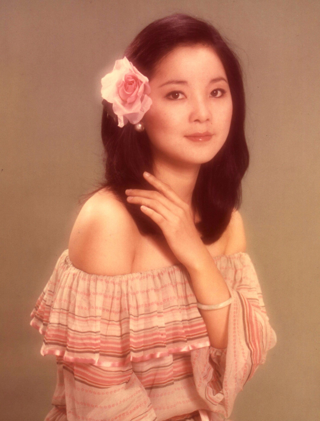 一代歌后:人美声甜,惜于1995年42岁离世,永远怀念