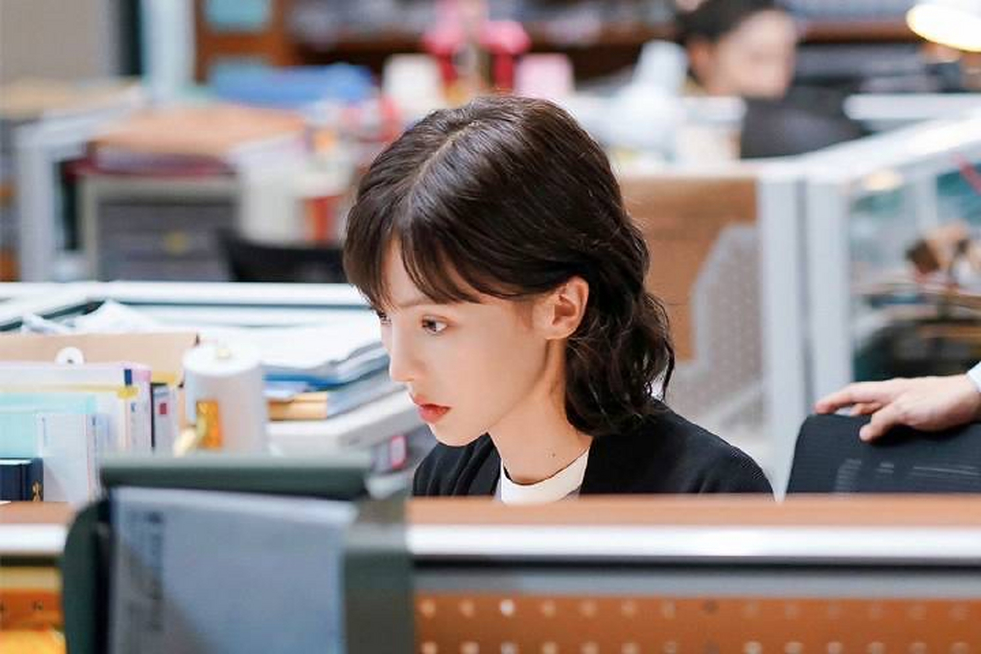 金晨在新剧#电视剧平凡之路# 中饰演一位精明能干的律师左娜  短卷发