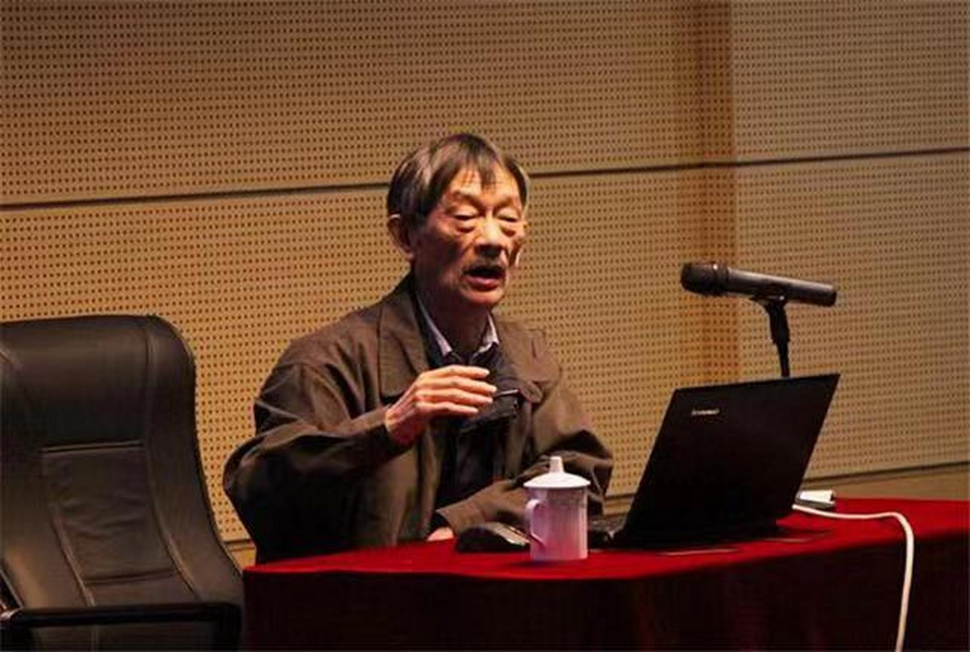 "布鞋院士"李小文,54岁时成为院士,曾带出160名博士,硕士,他从不穿