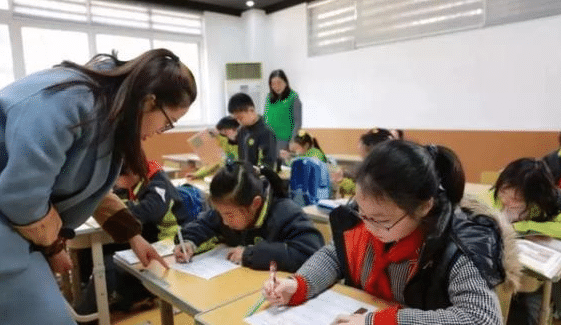 延時服務收費標準已出臺,老師看後幹勁沖天,但有些人卻不高興了