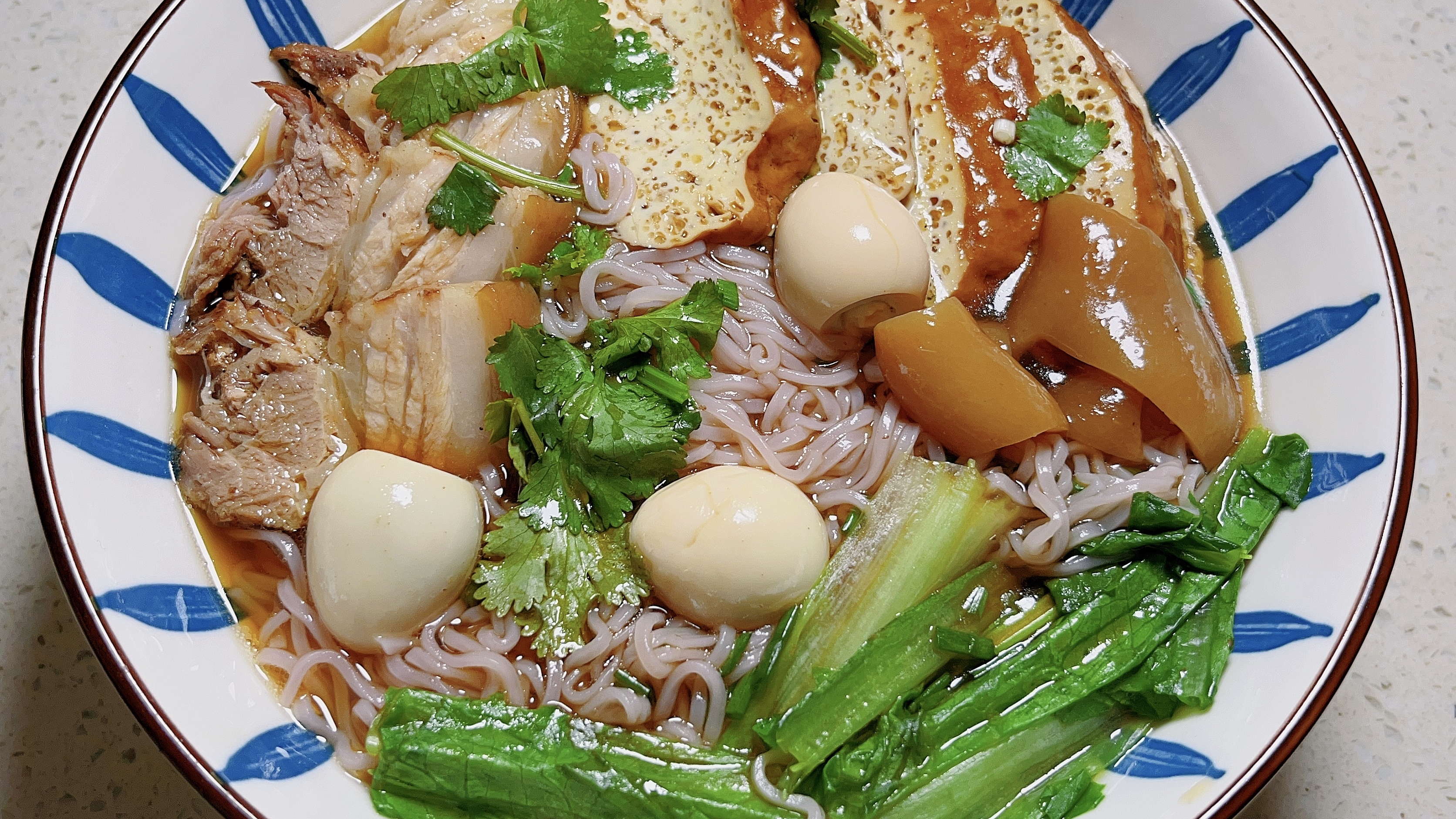 自制卤肉面,肉皮Q弹入味满满的胶原蛋白,香干吸满了汤汁贼好吃