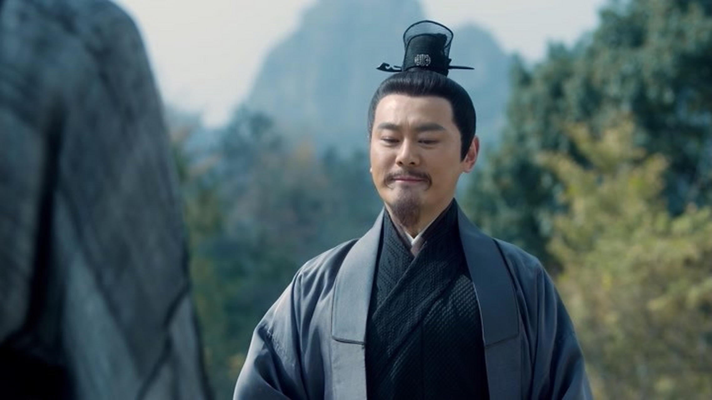 《雪中悍刀行》轩辕敬城命运悲惨,但很壮烈,他燃烧自身气血,借助雷雨