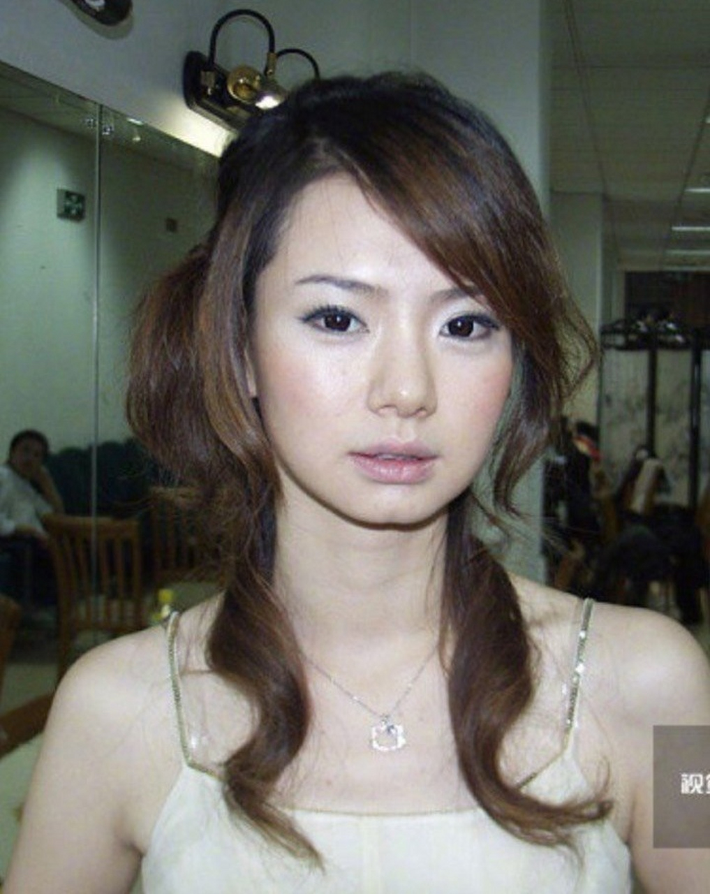 戚薇矫正牙齿后更美了