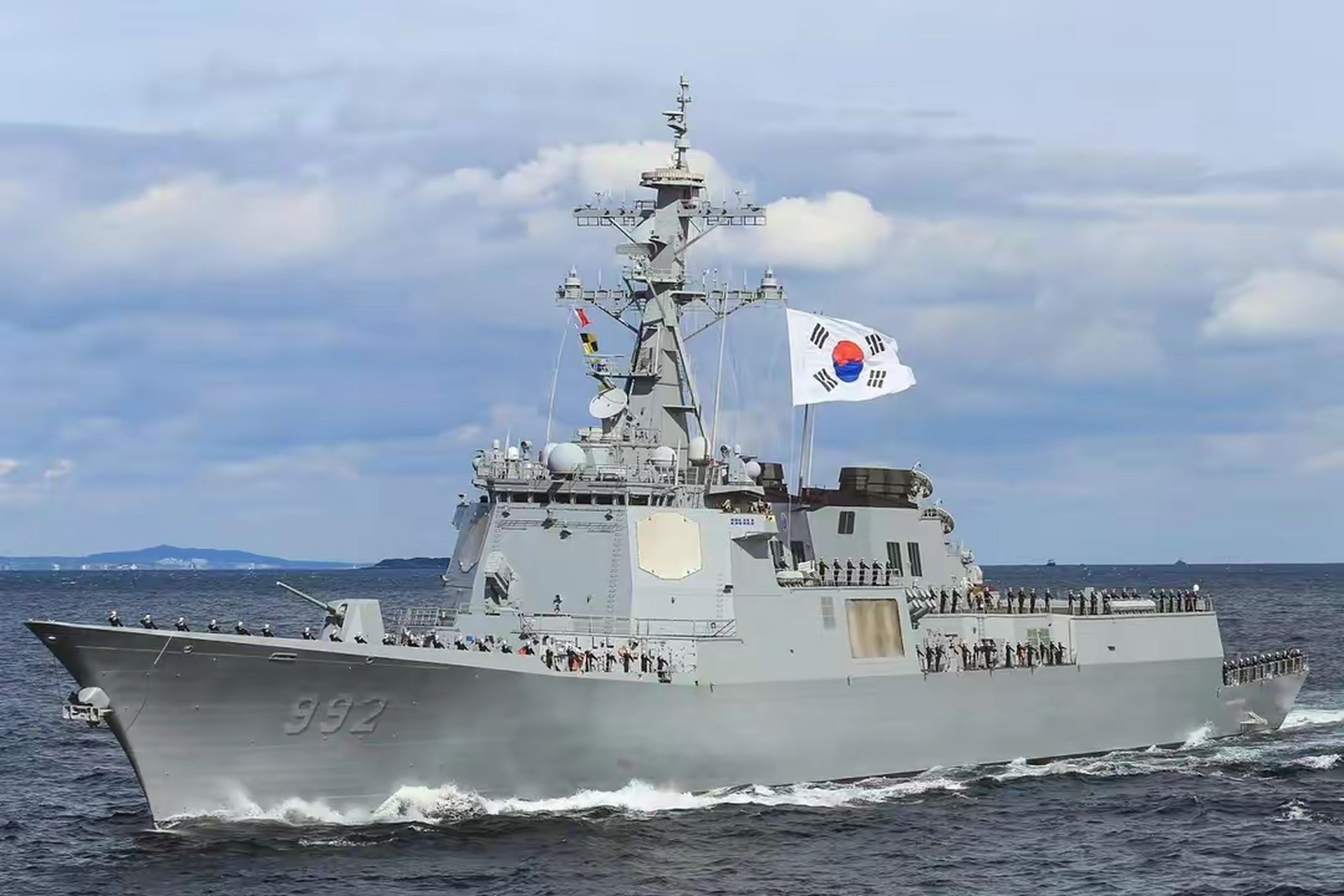 韩国网友:韩国海军能击败中国海军,世宗大王级能击败055驱逐舰!