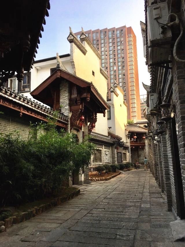 总有一个街影,那么忽远忽近;总有一些记忆,那么熟稔于心