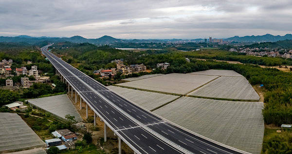 印度博主拍摄中国河源高速公路,印度网友:再过5年印度就可以拥有