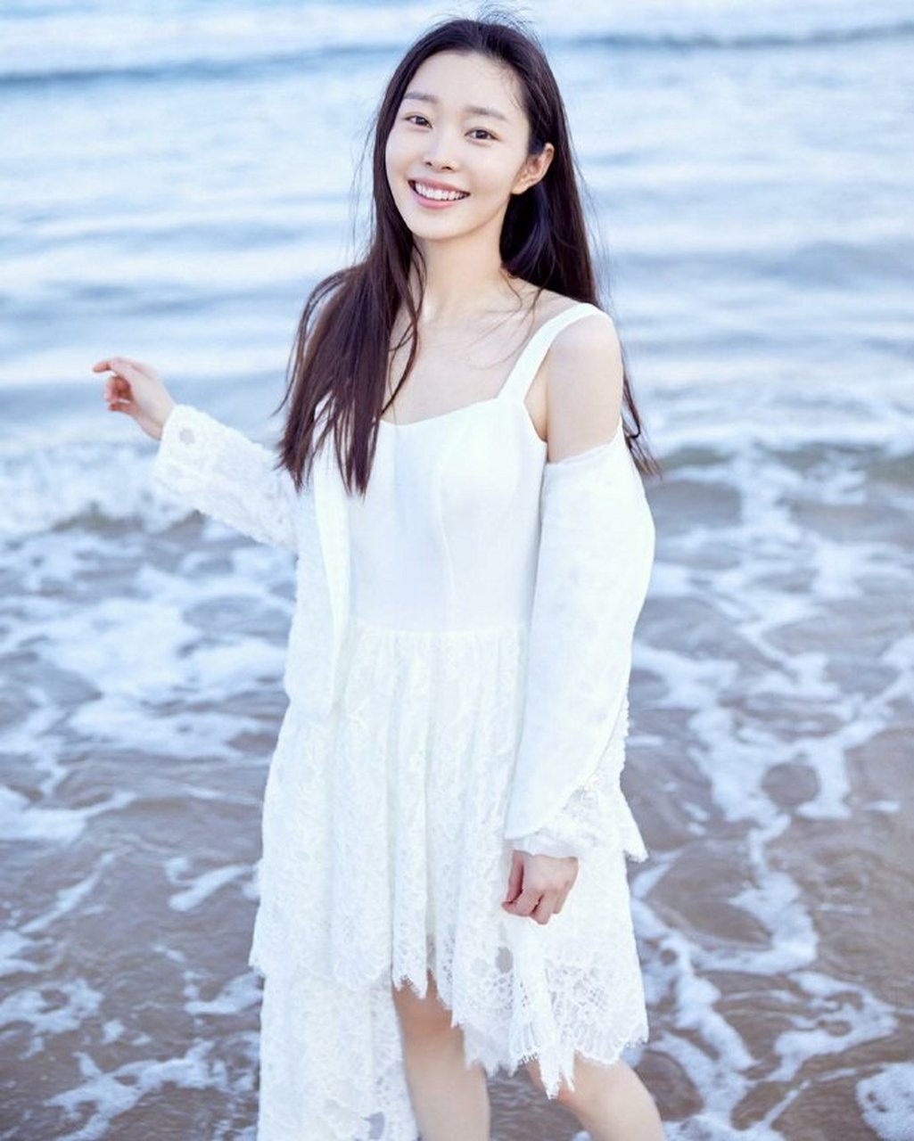 宋轶穿白色吊带连衣裙,温婉清新乖巧怡人  宋轶穿一件白色吊带连衣裙