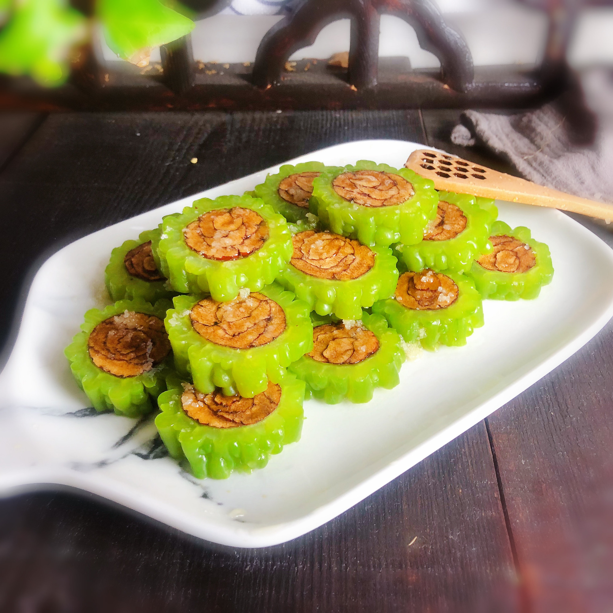 夏天吃点苦,去火又消暑,这道酿苦瓜好看又好吃,苦味不重还香甜