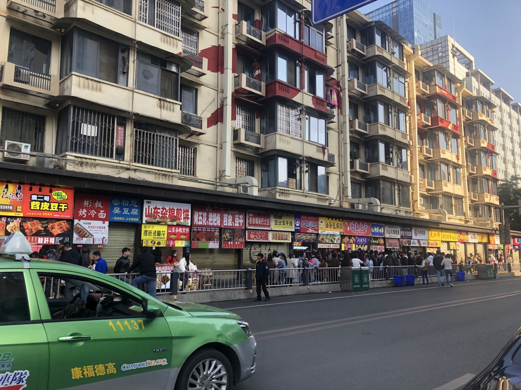 21天本地打卡挑战# 成都建设巷美食街,大年初二只有几家开,排队混乱