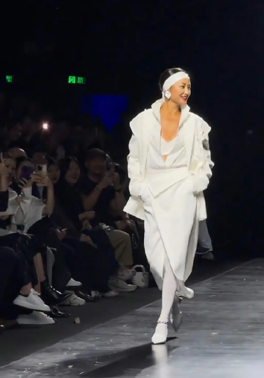 瞿颖惊艳亮相上海时装周.