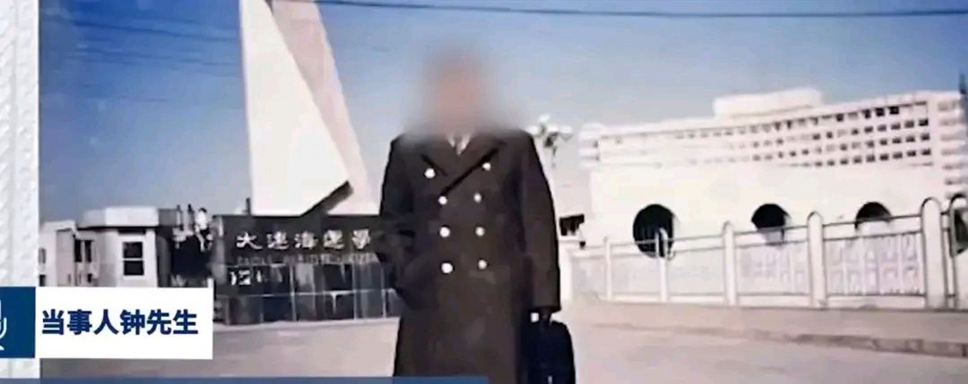 官三代"北极鲶鱼"的爷爷钟先生2007年11月从深圳市交通局退休,而刚好