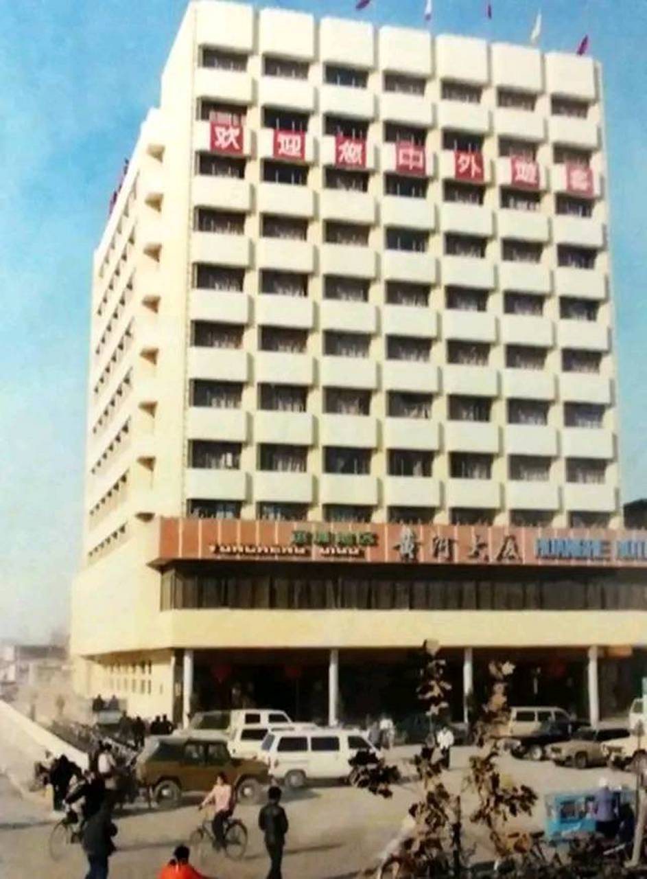 80年代的运城黄河大厦.黄河大厦位于运城潞村街,1988年开业.