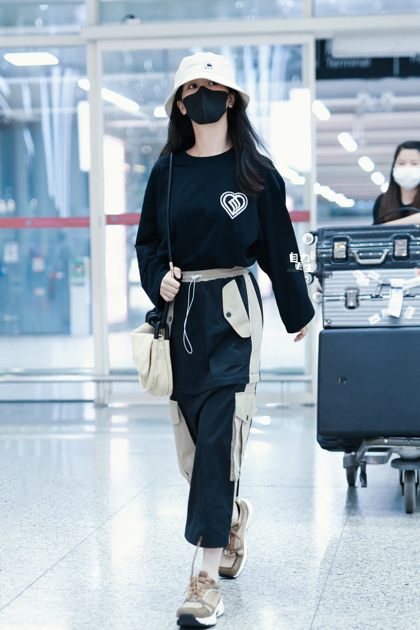 杨紫最新机场照,深色工装半身裙又显瘦又显高,时尚完成度很高.