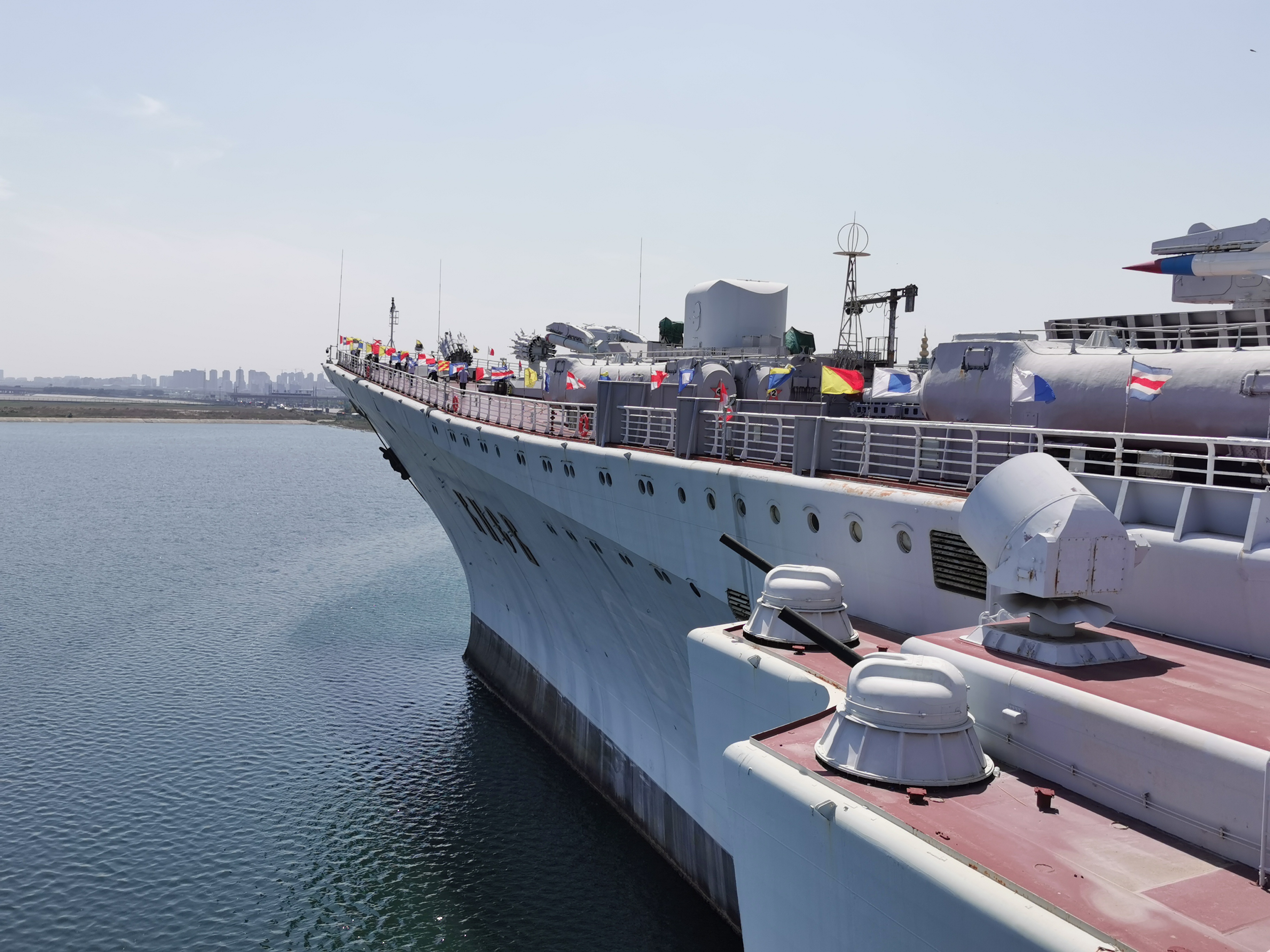 匪夷所思 前苏联赫赫有名的巨无霸—基辅号航母变身我国的观光公园