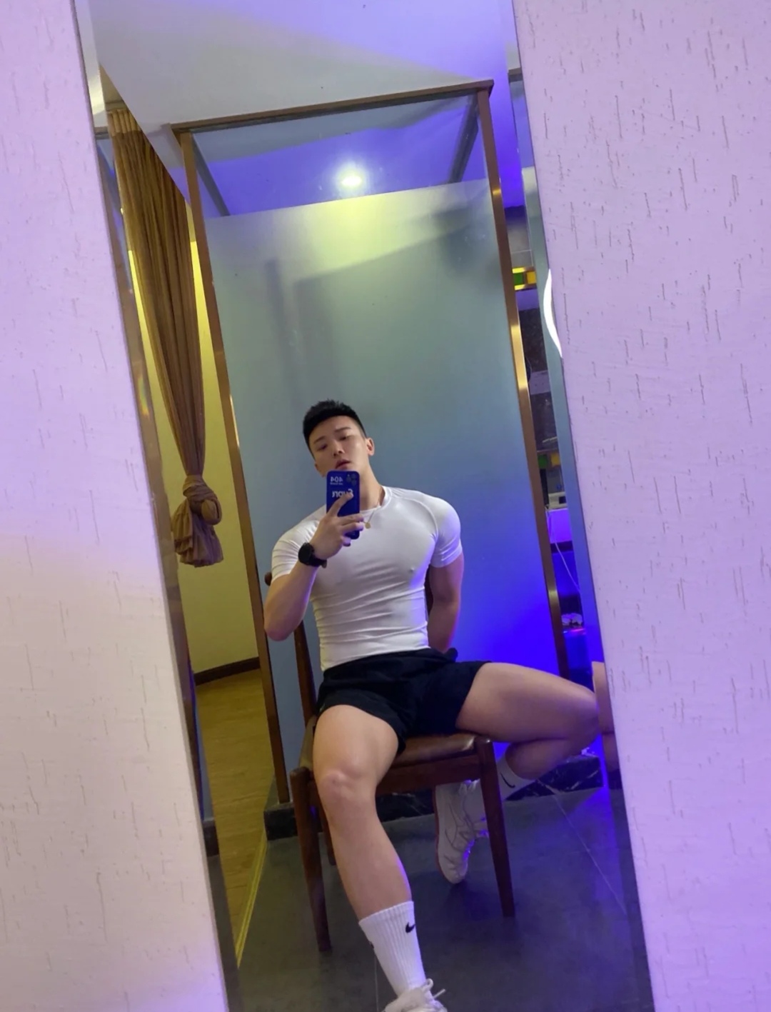 又高又壮的肌肉空少,一身肌肉男人味十足