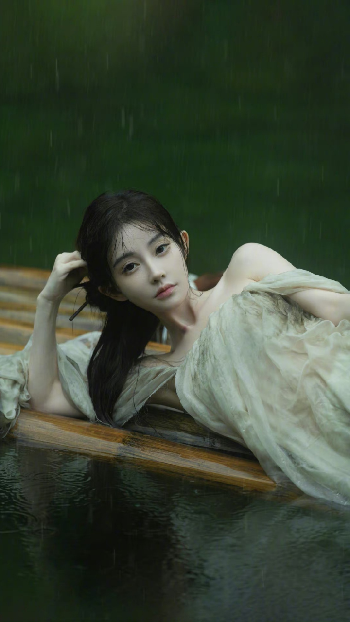 冯提莫# 一袭浅绿色丝绸汉服,水嫩肌肤若隐若现,白皙美腿,勾魂摄魄