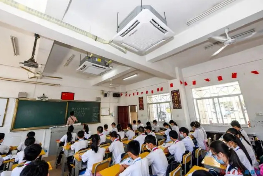 夏天老师学生上课热到像洗桑拿,为何学校不给装空调?校长也没辙
