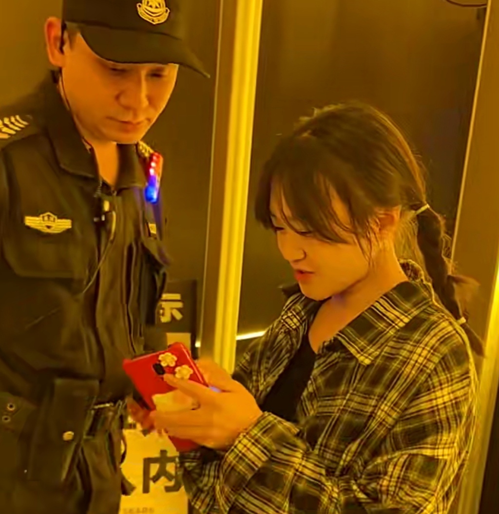 最后还是要酒吧保安酒吧保安图片大全女子被保安拦在外女友特警抓毒贩