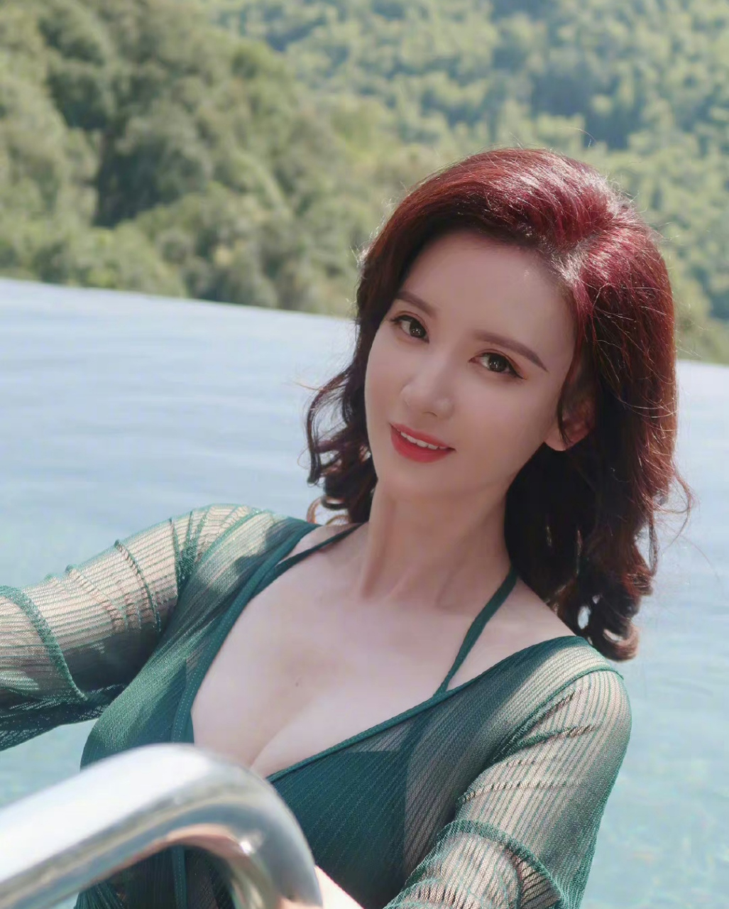 张萌泳装照, 张萌分享出一组泳装照,一头红发和绿色泳装形成反差,白皙