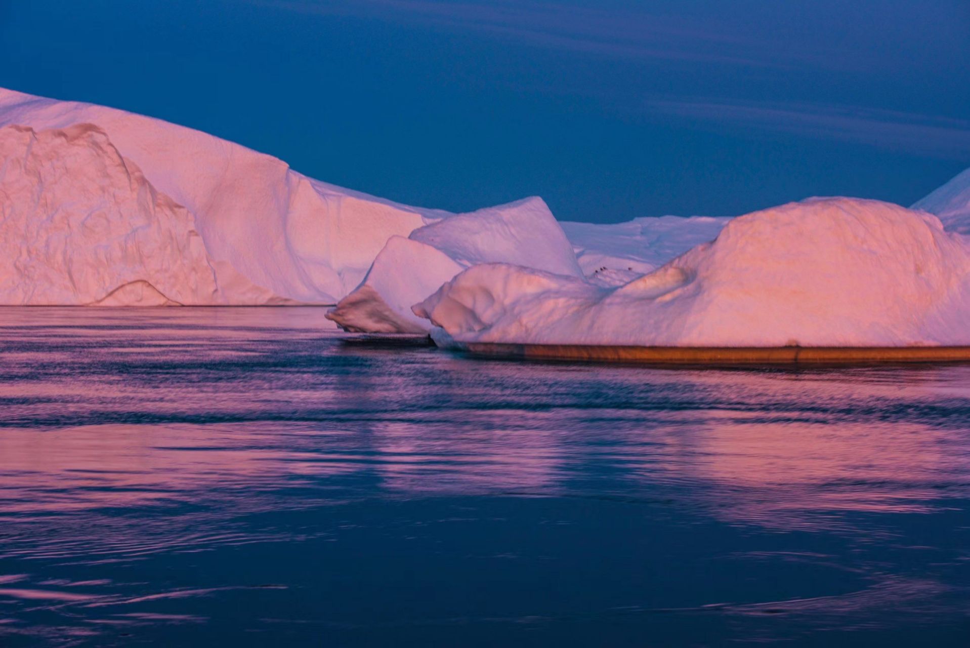 尽管存在其他多个大陆和岛屿,但北极洲是地球上唯一没有常住居民的