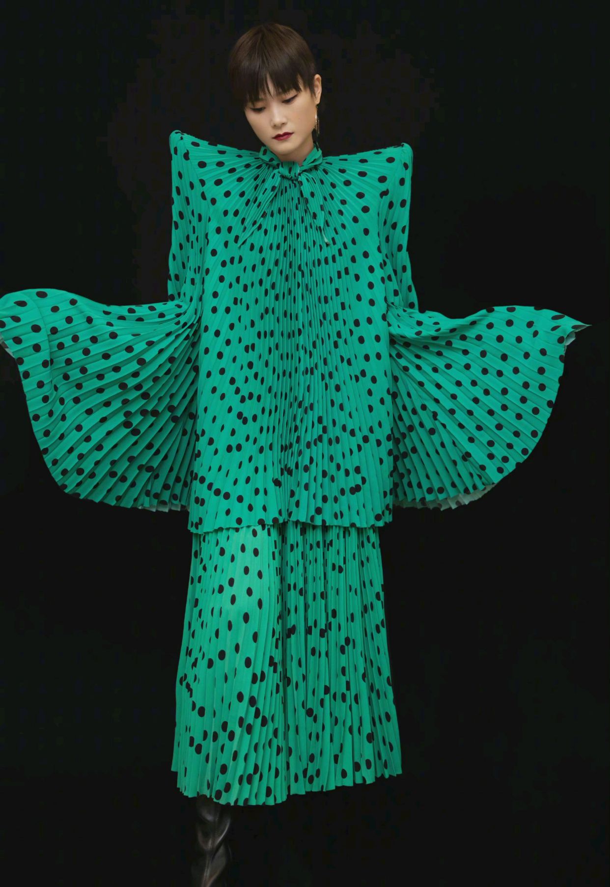 李宇春穿搭,身着一身绿色波点套装压轴亮相,大垫肩设计气场十足
