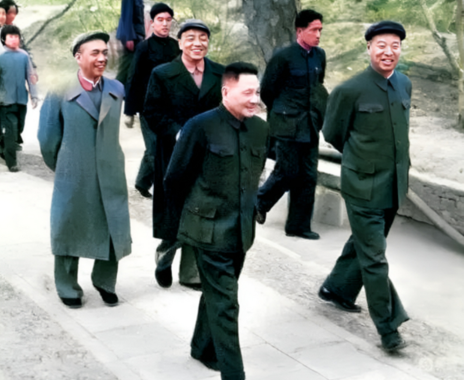 1963年,邓公与几位领导在北京玉泉山散步时留下的一张合影.