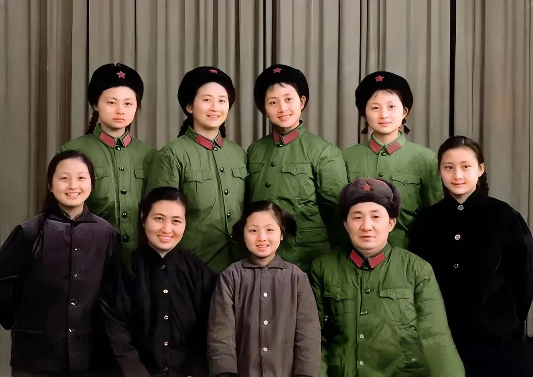 贵州军区副司令 吴荣正将军夫妻和"七朵金花"的一张全家福.