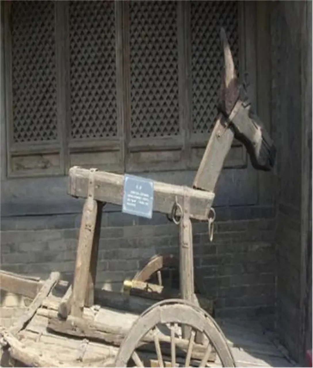 话说古代有一种刑罚,叫骑木驴,这种刑罚多用于惩罚红杏出墙的女人