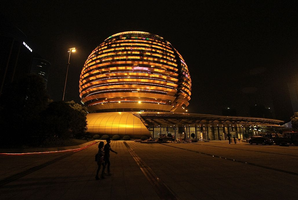 浙江一具有代表性的建筑,历时5年打造而成,外观是金色巨型圆球