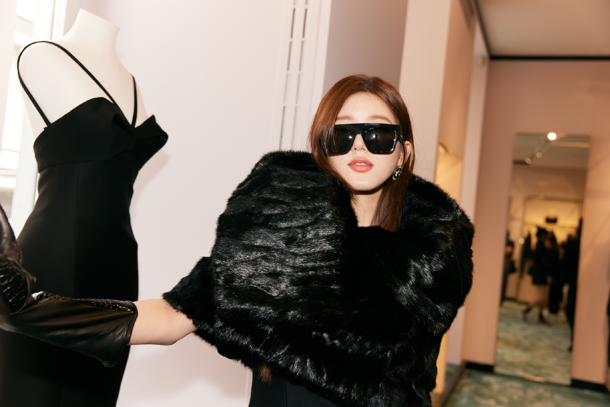 王源米兰时装周现场生图曝光面部臃肿满脸痘坑身高成最大劣势