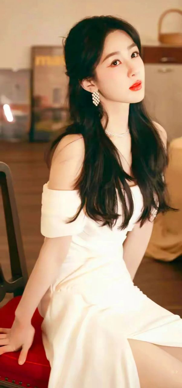 杨紫穿抹胸蝴蝶白裙,不显肉赘,好甜好美