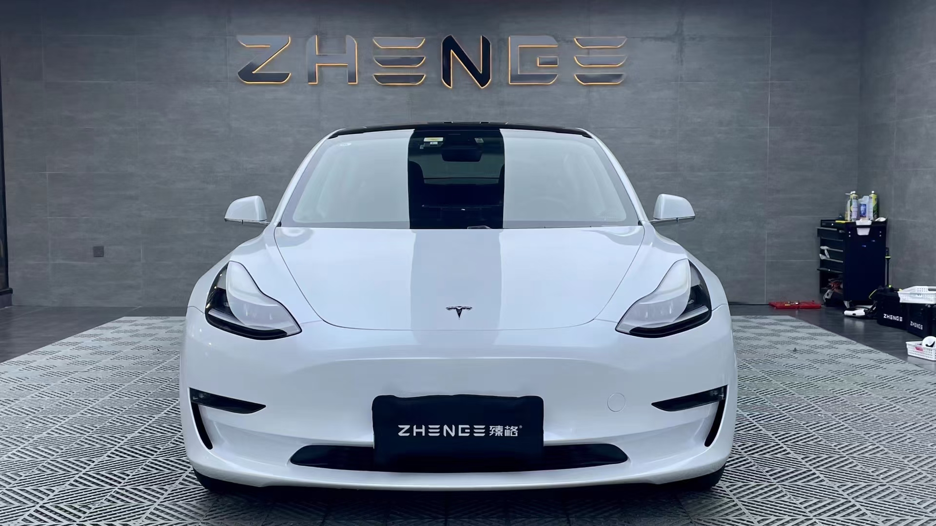 成都特斯拉model3车身贴膜改色超亮金属白