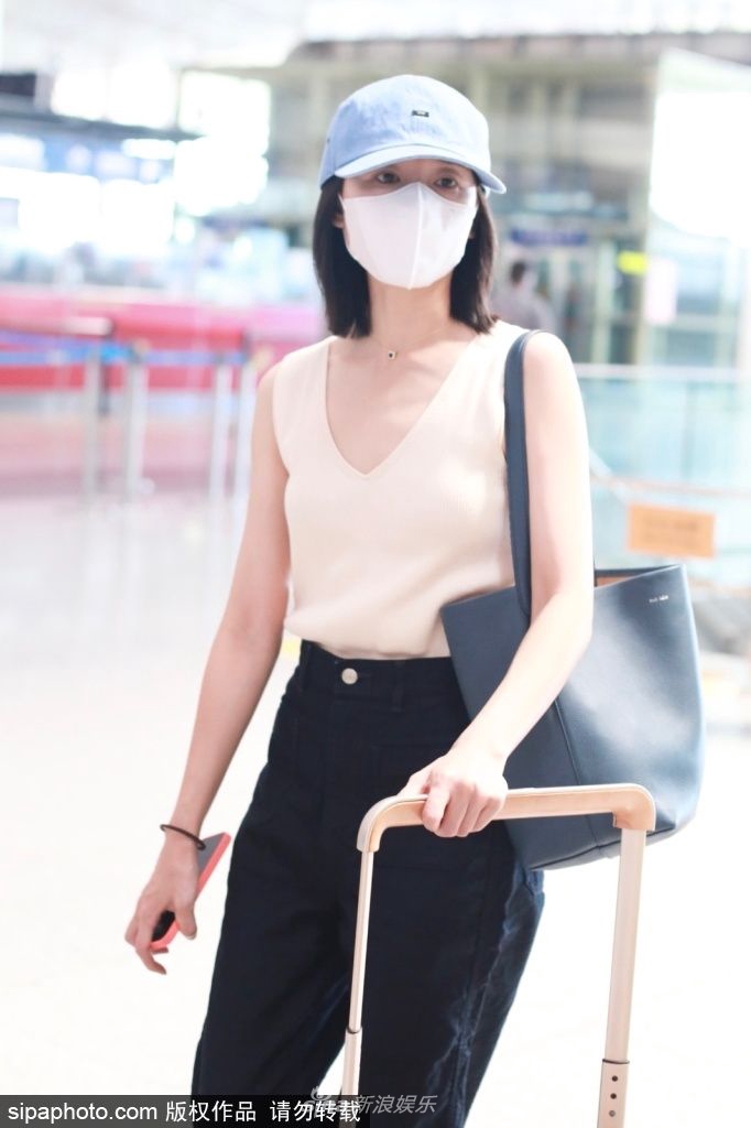组图：董洁穿V领背心清爽亮相机场穿搭简约大气