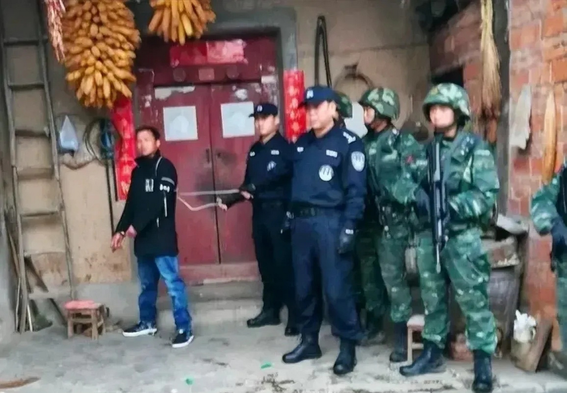 2018年,张扣扣icon在几名武警的押送下,来到案发地