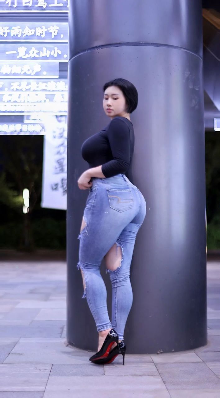 街拍牛仔翘臀美女