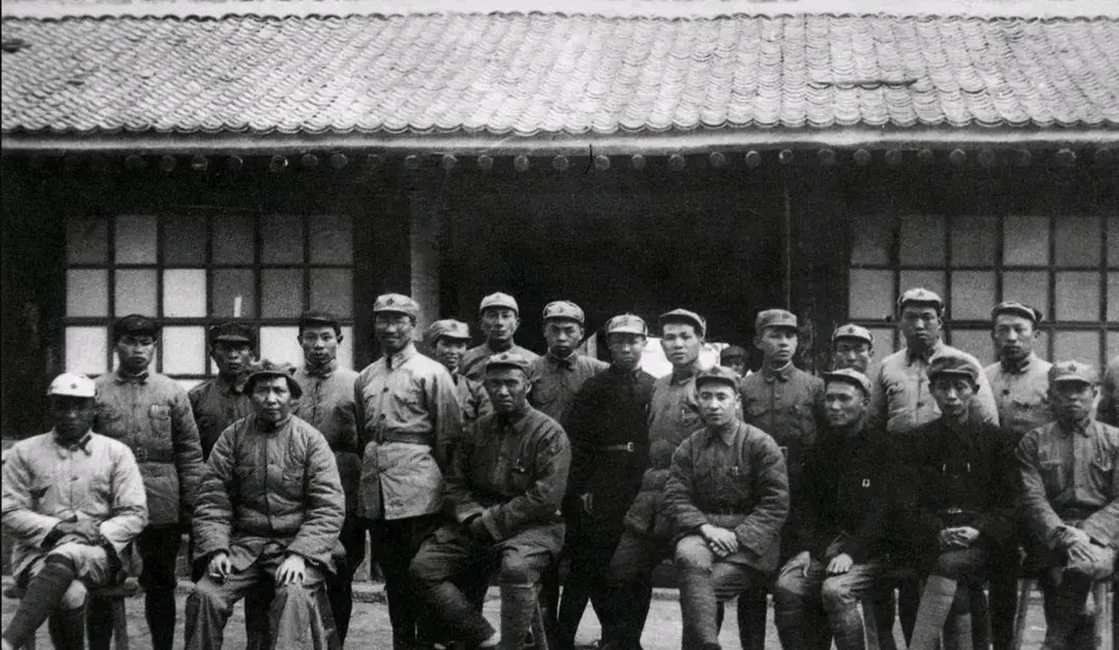 中国抗日红军大学,于1936年6月在瓦窑堡成立了,中间曾迁往陕西保安