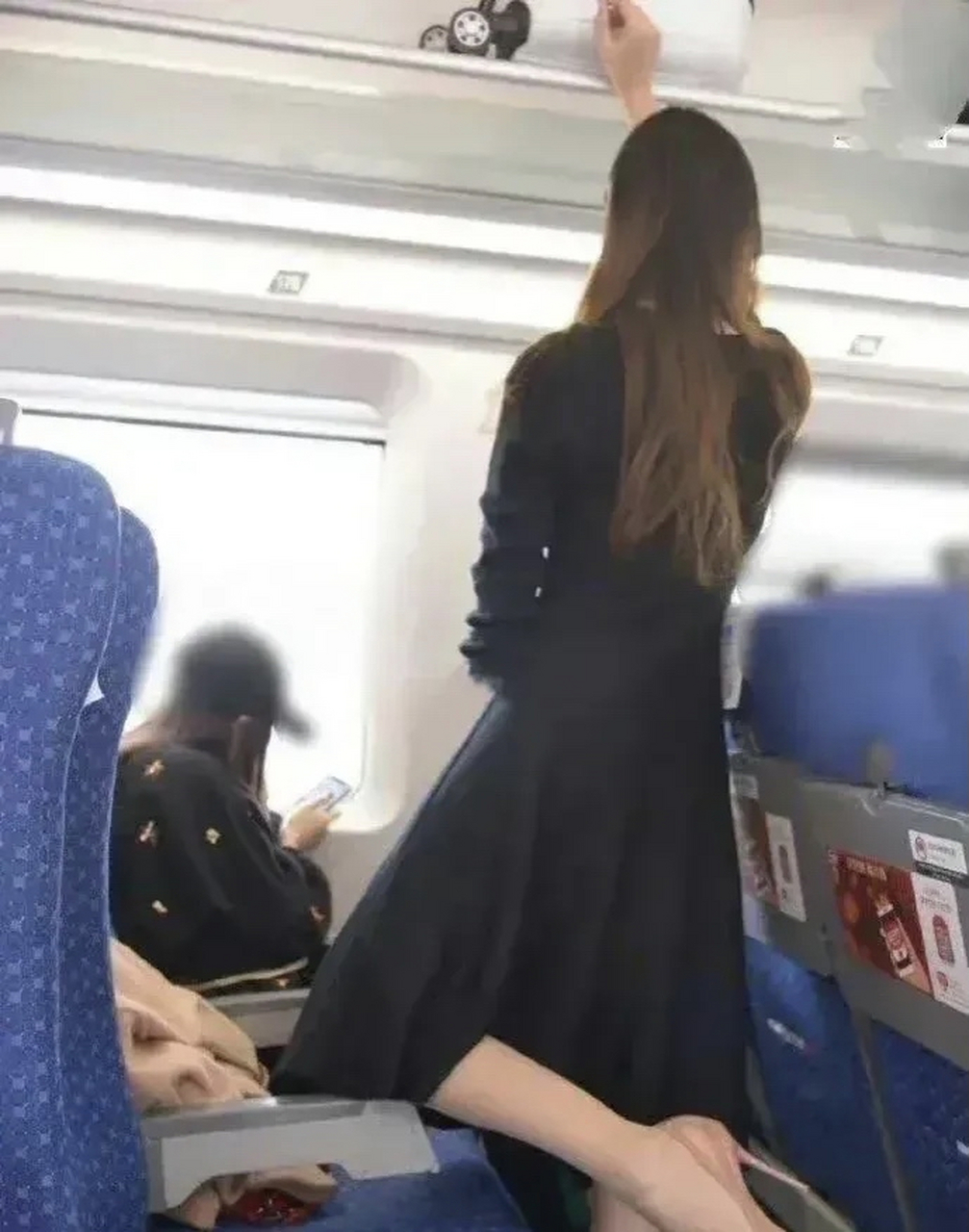 这位美女,好好的坐个高铁一,为什么要脱鞋呢?