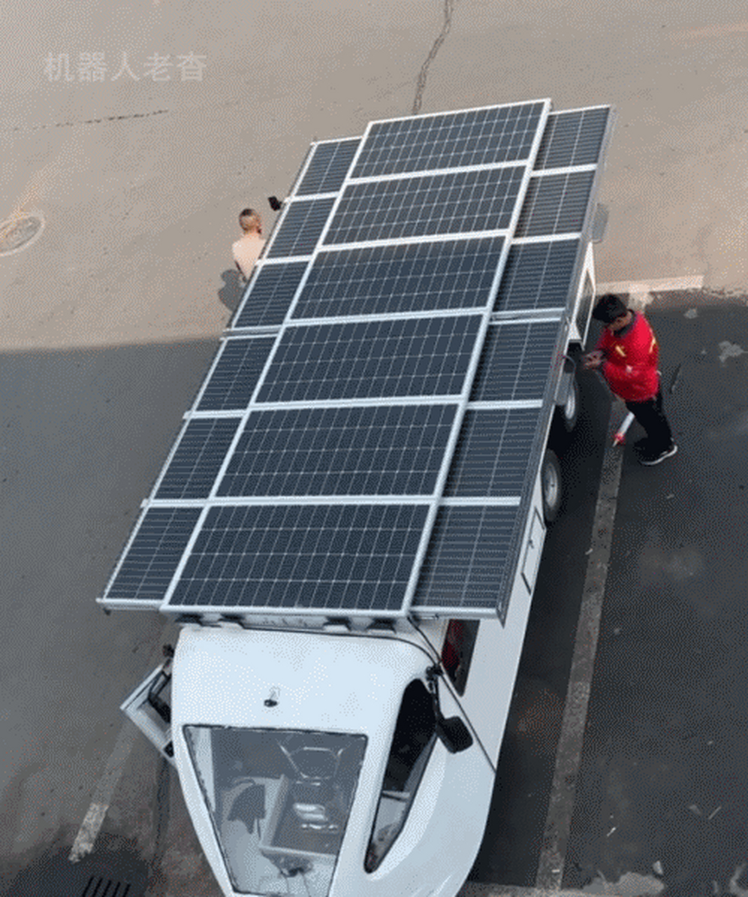 震撼,一天能发10度电,这台三轮房车顶部铺满了太阳能板,真正实现用电